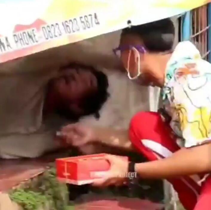 Kasihan!! Niatnya Mau Bantu Memberikan Makan Tunawisma, Malah Kena Tabok Gan