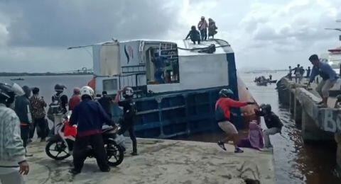Menegangkan! Begini Kesaksian Penumpang Kapal Feri Terbalik di Sambas