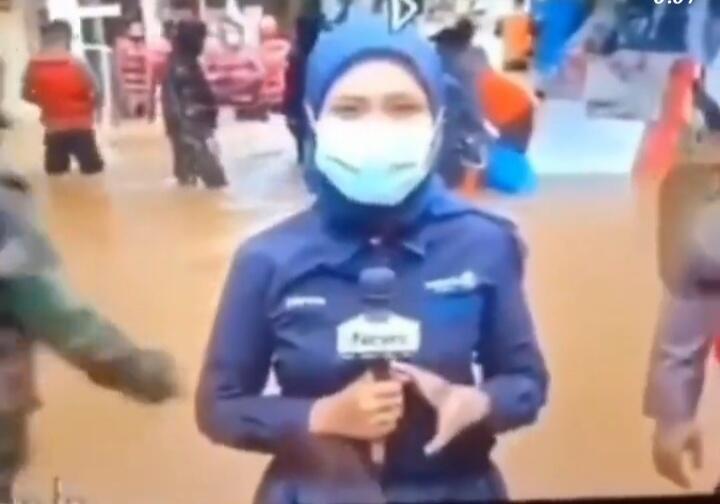 Liputan di Tengah Banjir Jakarta, Reporter Wanita Ini Jatuh Tersenggol Perahu Karet!