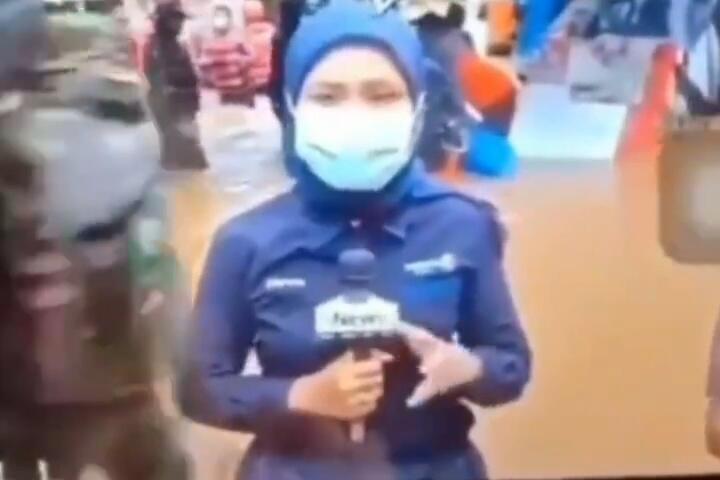 Liputan di Tengah Banjir Jakarta, Reporter Wanita Ini Jatuh Tersenggol Perahu Karet!