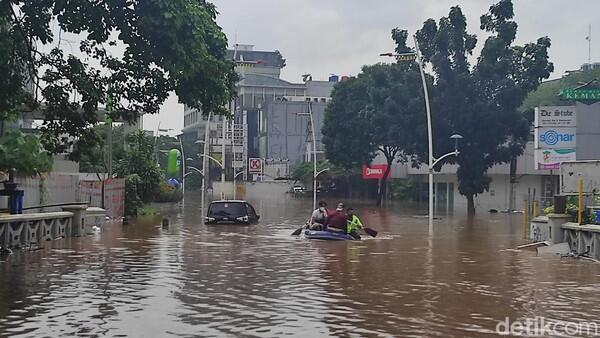 Banjir di Kemang Capai 1,5 Meter, Banyak Mobil Mewah Terendam
