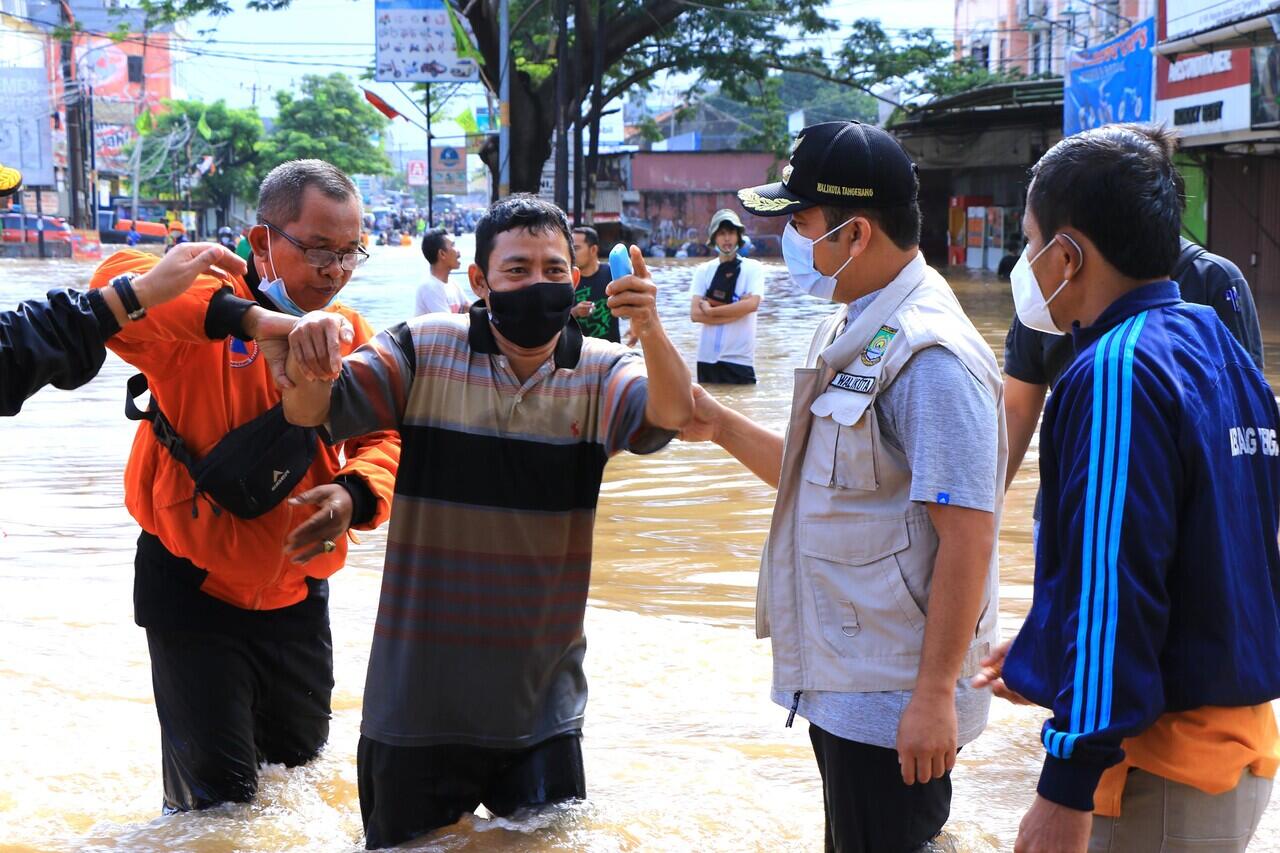 Walikota Tangerang Tinjau Lokasi Banjir Di Ciledug