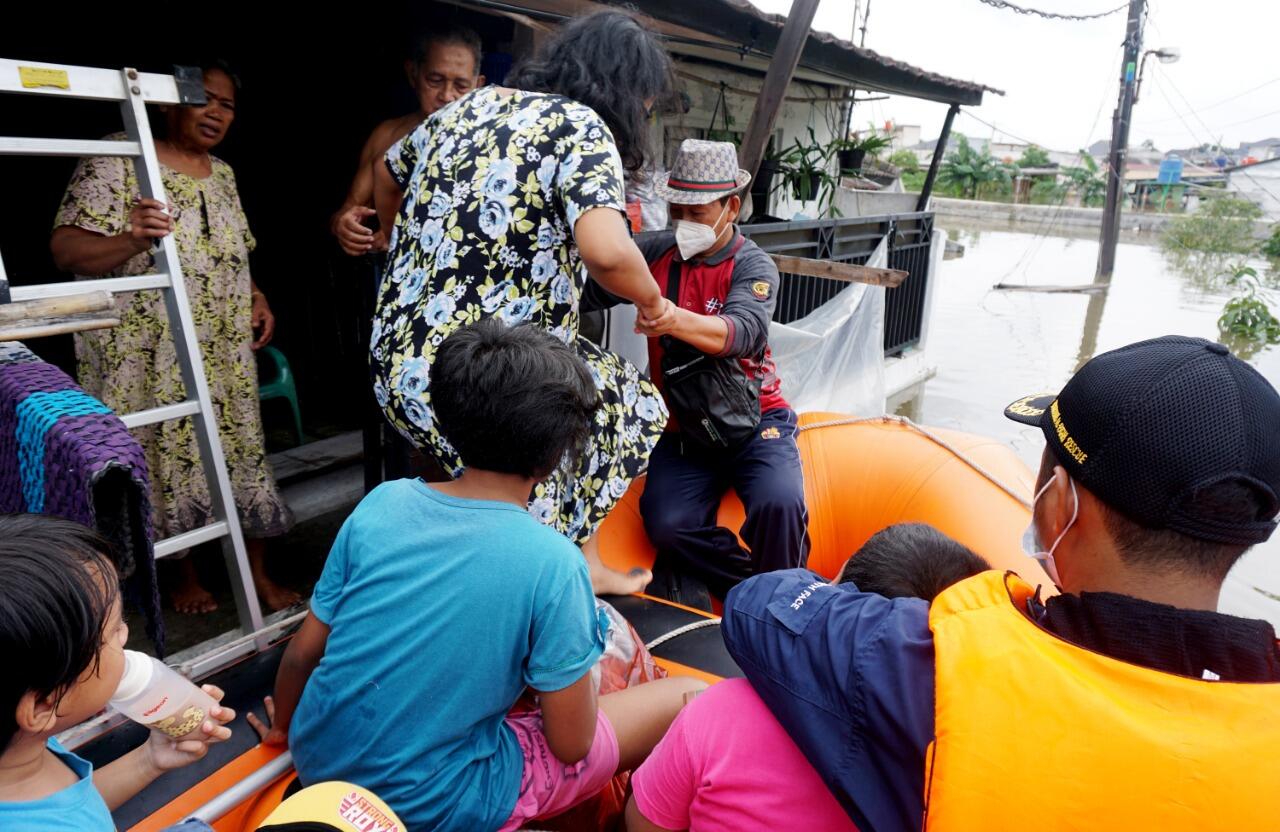 Anggota DPRD Kota Tangerang Bantu Evakuasi Korban Yang Terjebak Banjir