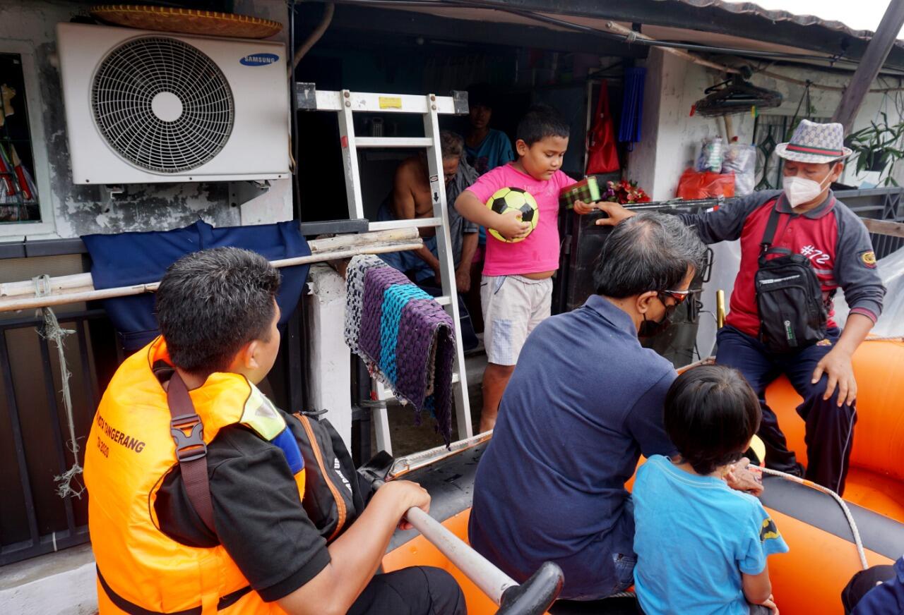 Anggota DPRD Kota Tangerang Bantu Evakuasi Korban Yang Terjebak Banjir