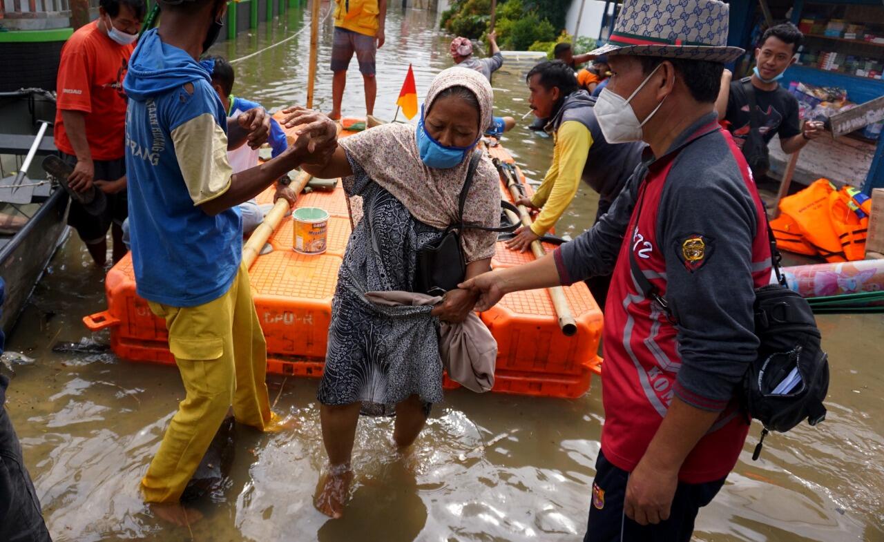 Anggota DPRD Kota Tangerang Bantu Evakuasi Korban Yang Terjebak Banjir