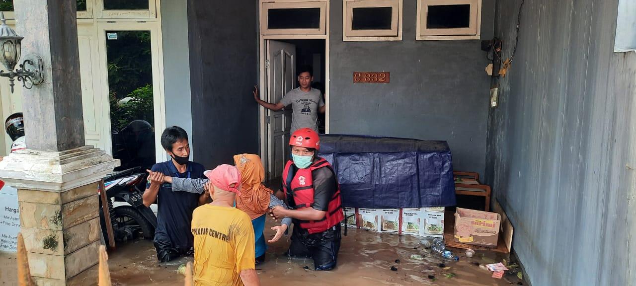 PMI Tangerang Bantu Evakuasi Warga Lansia Yang Terjebak Banjir