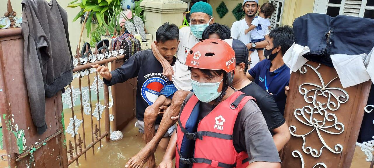 PMI Tangerang Bantu Evakuasi Warga Lansia Yang Terjebak Banjir