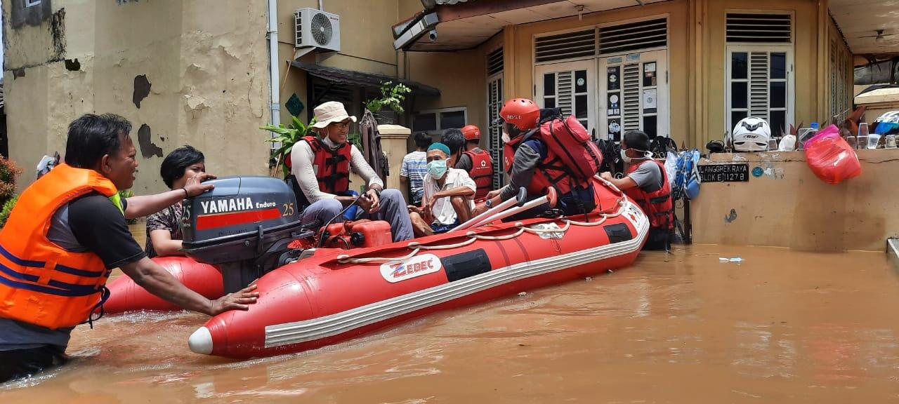 PMI Tangerang Bantu Evakuasi Warga Lansia Yang Terjebak Banjir