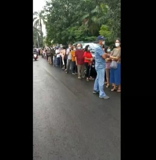 Lansia antre daftar vaksinasi COVID-19 di RSUD Kembangan