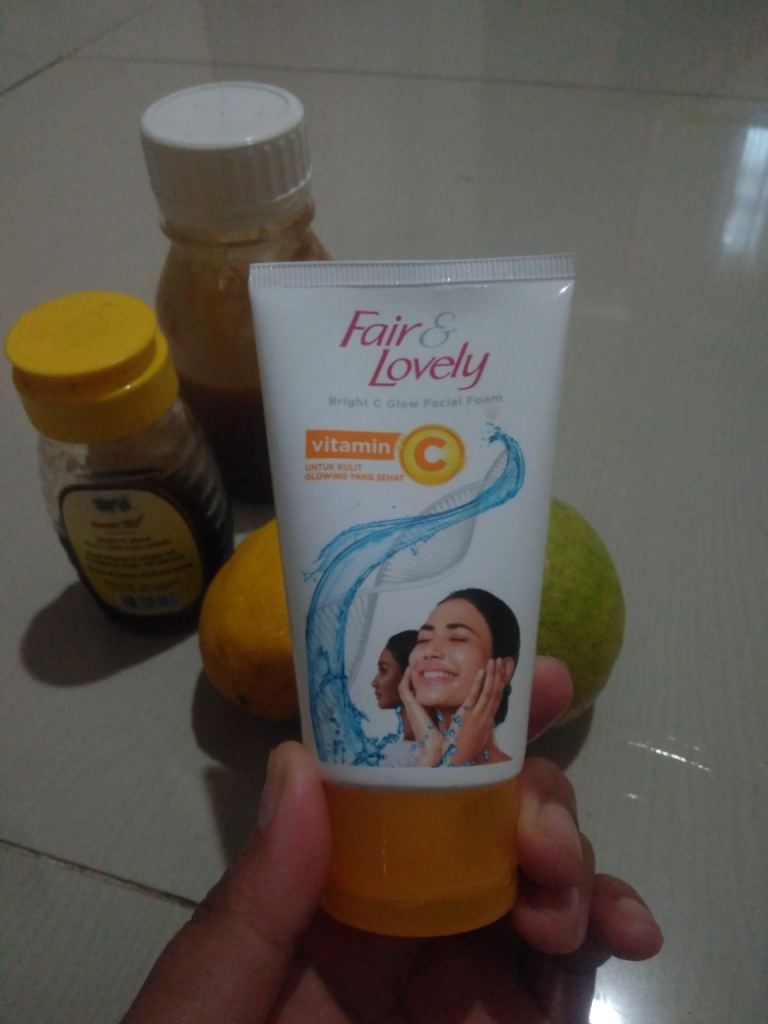 Bening Dan Glowing Dengan Fair and Lovely Bright C Glow Facial Foam dan Lemon Madu