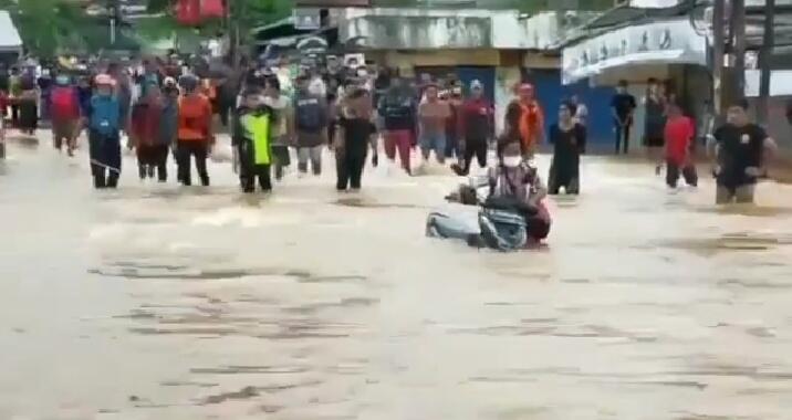 The Power Of Emak-emak, Dorong Motor Terobos Banjir karena Tak Mau Dibantu Relawan!