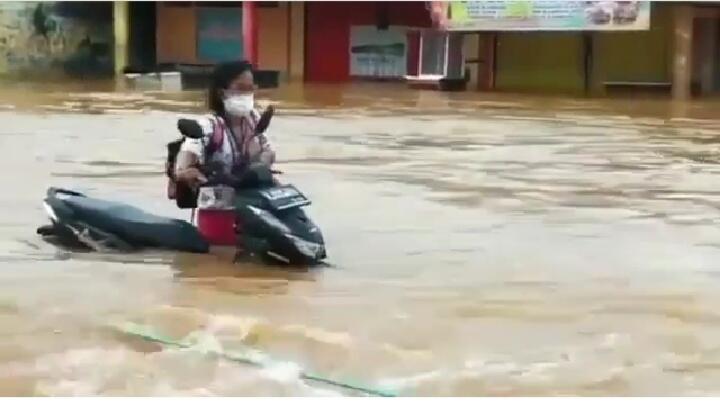 The Power Of Emak-emak, Dorong Motor Terobos Banjir karena Tak Mau Dibantu Relawan!