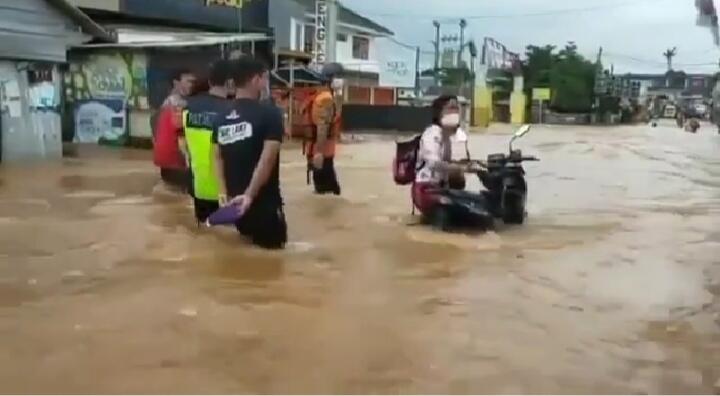 The Power Of Emak-emak, Dorong Motor Terobos Banjir karena Tak Mau Dibantu Relawan!