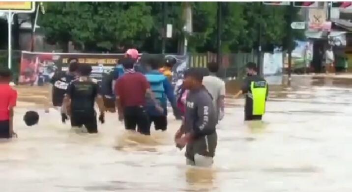 The Power Of Emak-emak, Dorong Motor Terobos Banjir karena Tak Mau Dibantu Relawan!