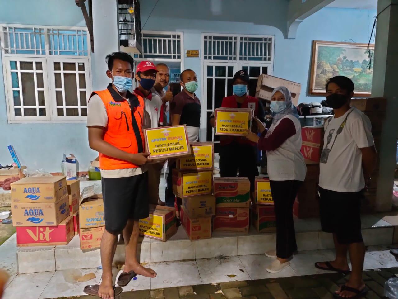 KNPI Kota Tangerang Buka Dapur Umum Bagi Pengungsi Korban Banjir Di Pinang