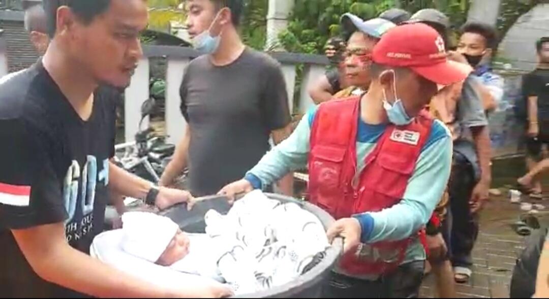 KNPI Kota Tangerang Buka Dapur Umum Bagi Pengungsi Korban Banjir Di Pinang