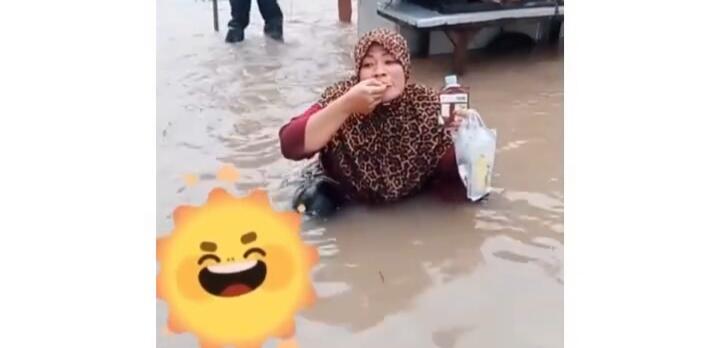 Aksi Emak-emak Makan Roti Dicelup Air Banjir Bikin Netizen Bingung! Emang Gak Bahaya?