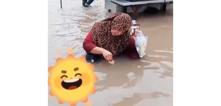 Aksi Emak-emak Makan Roti Dicelup Air Banjir Bikin Netizen Bingung! Emang Gak Bahaya?