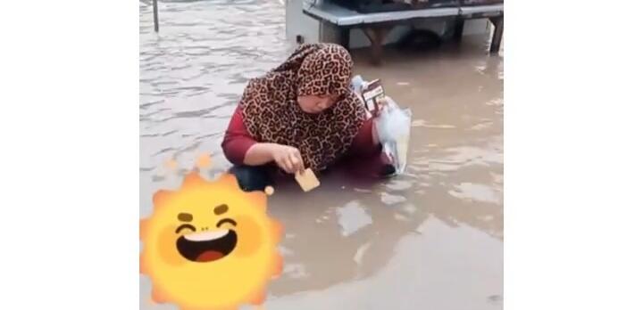 Aksi Emak-emak Makan Roti Dicelup Air Banjir Bikin Netizen Bingung! Emang Gak Bahaya?