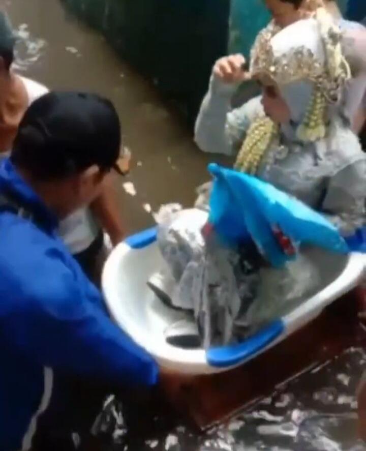 Tetap Gelar Pernikahan, Pasangan Pengantin ini Rela Terjang Banjir