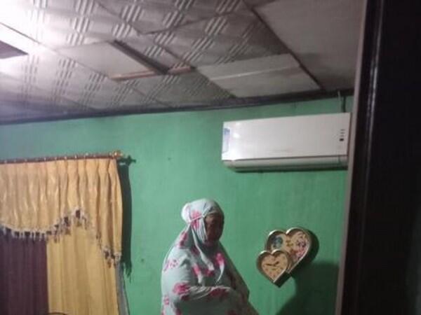 Viral Foto Seorang Ibu Salat Tahajud di Atas Kasur di Tengah Situasi Banjir