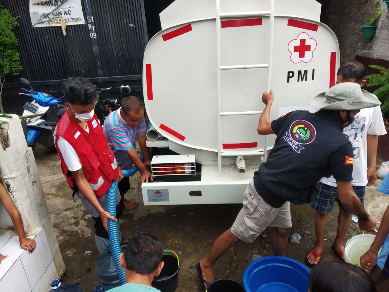 PMI Tangerang Salurkan Air Bersih Bagi Korban Banjir di Kecamatan Cipondoh