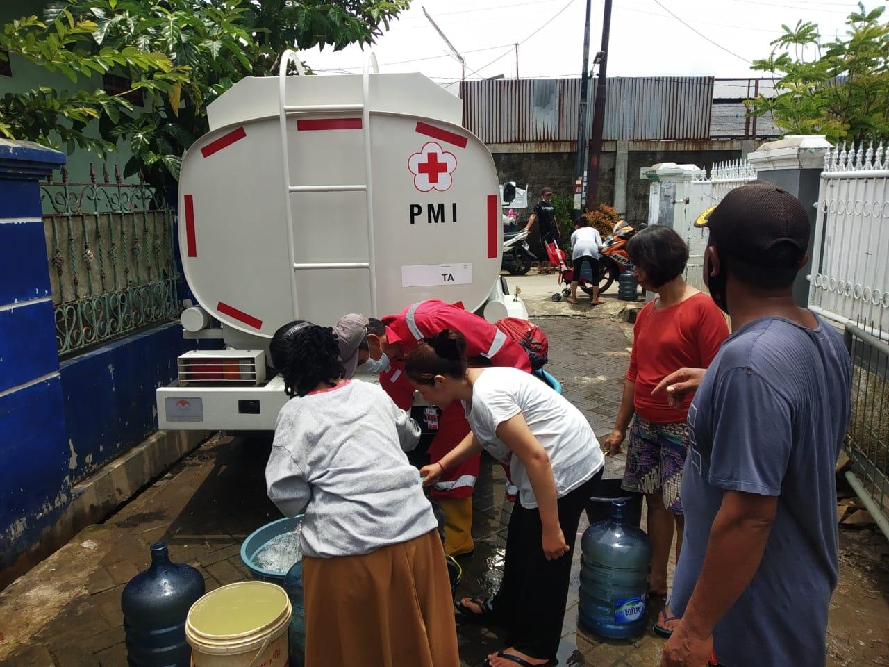PMI Tangerang Salurkan Air Bersih Bagi Korban Banjir di Kecamatan Cipondoh