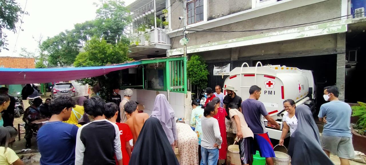 PMI Tangerang Salurkan Air Bersih Bagi Korban Banjir di Kecamatan Cipondoh