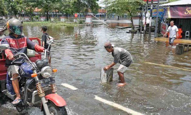 Nerabas Banjir, Hati-Hati Keperosok Ke Dalam Lubang Jhon.. 