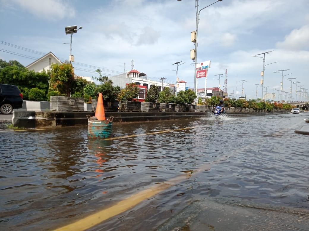 Nerabas Banjir, Hati-Hati Keperosok Ke Dalam Lubang Jhon.. 
