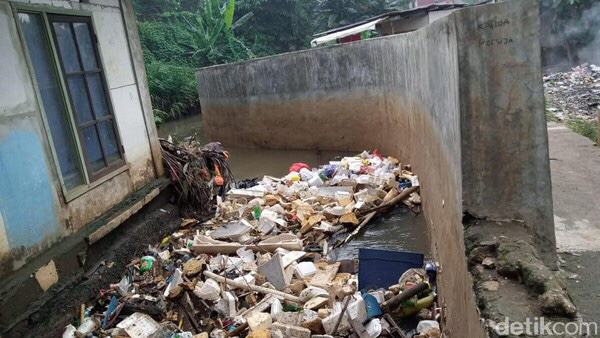 Centang Perenang Sampah di Tanggul Baswedan Usai Banjir di Jatipadang