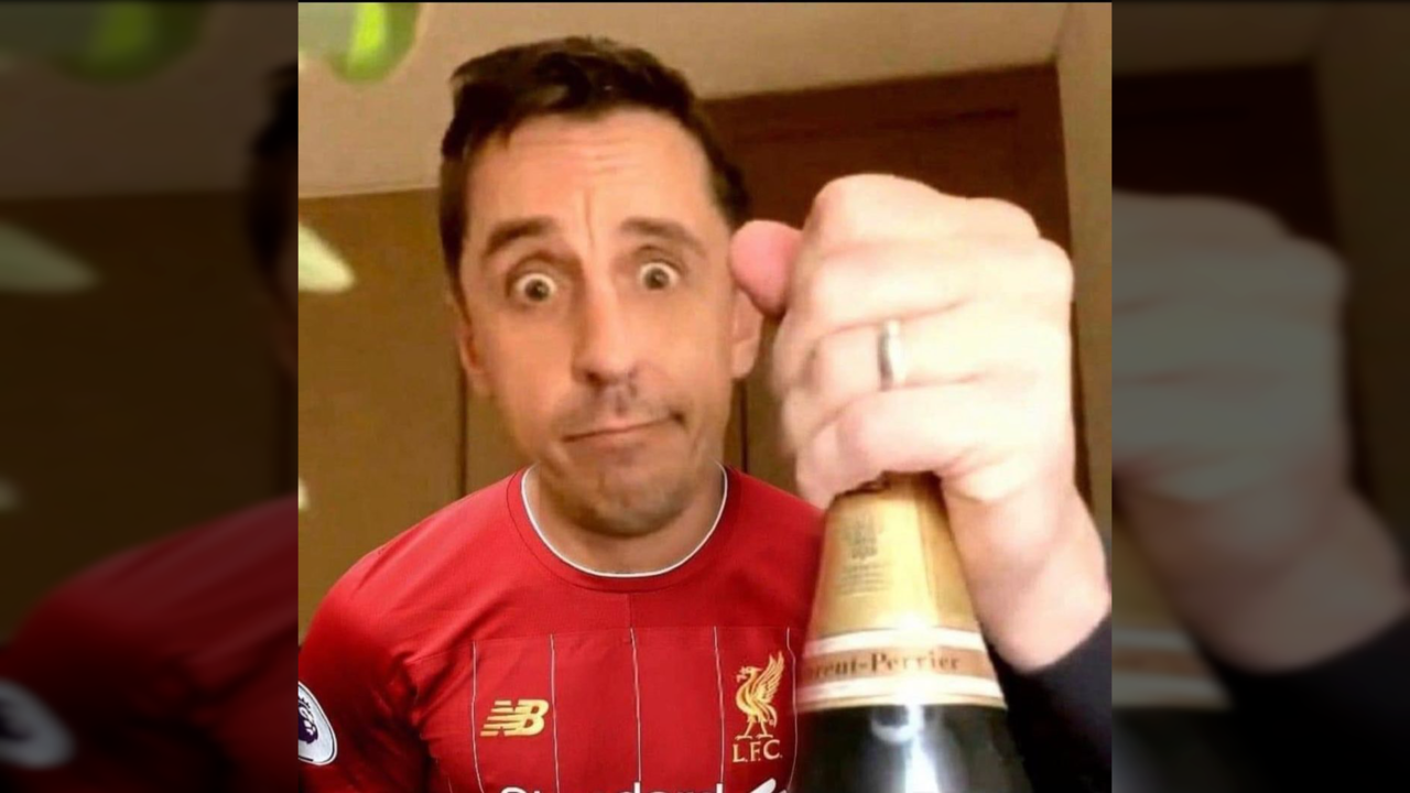 Gary Neville: Pemain Liverpool Bermain Kayak Zombie