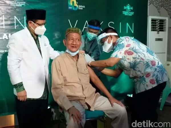 Kata Kiai Sepuh NU Jatim Usai Divaksin COVID-19