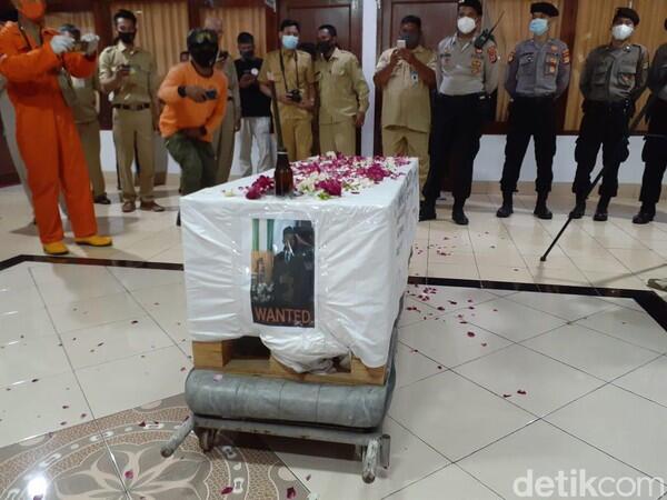 Saat Wakil Rakyat Menista Pemakaman Corona Bak Mengubur Anjing