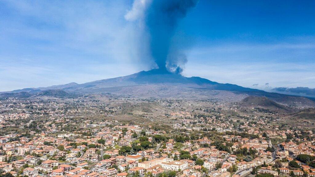 Dahsyatnya Letusan Gunung Etna yang Seakan Terangi Langit Malam