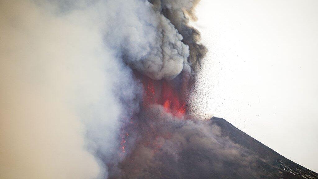Dahsyatnya Letusan Gunung Etna yang Seakan Terangi Langit Malam