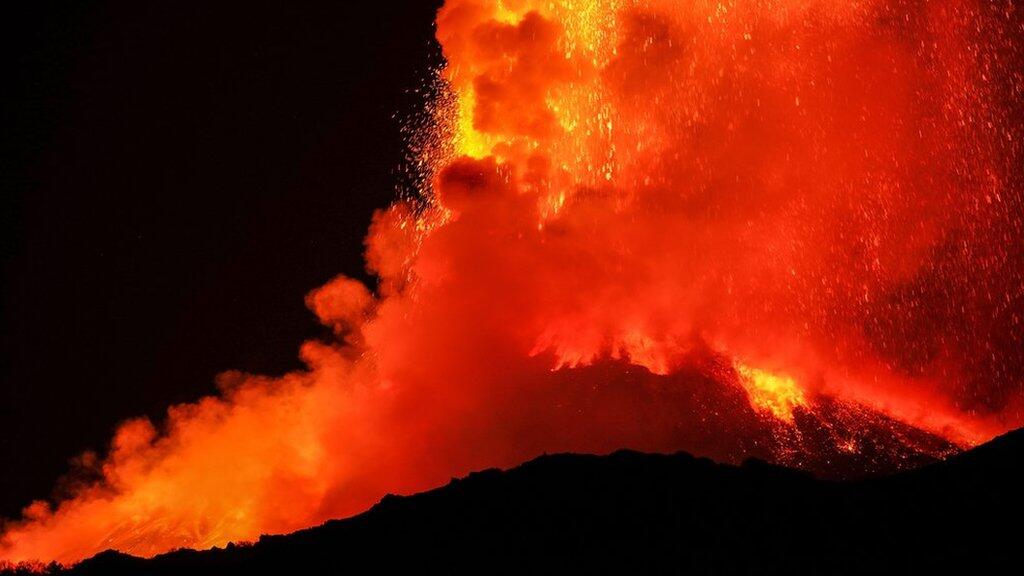 Dahsyatnya Letusan Gunung Etna yang Seakan Terangi Langit Malam