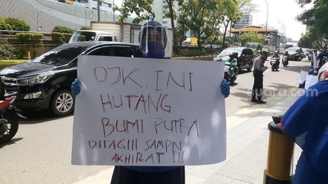 Tuntut Pencairan Klaim Bumiputera, Emak-emak Bawa Poster Tulisan Monohok