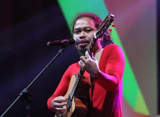 Sudah tau Vokalis Payung Teduh? Perkenalkan Mohammad Istiqamah Djamad