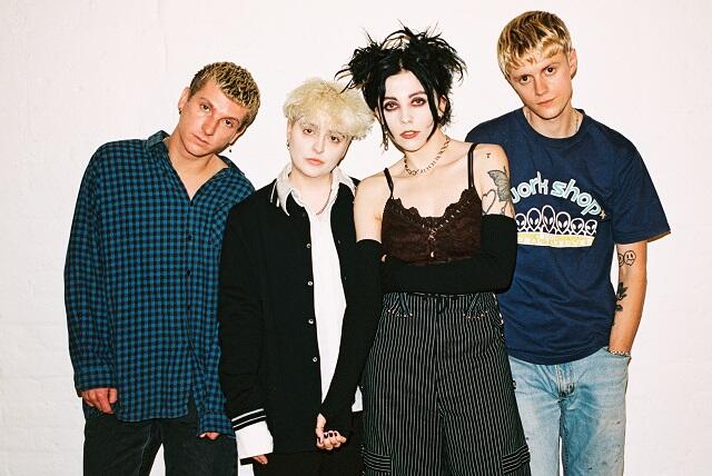 PALE WAVES Rilis Single Terbaru Berjudul 'Fall To Pieces'