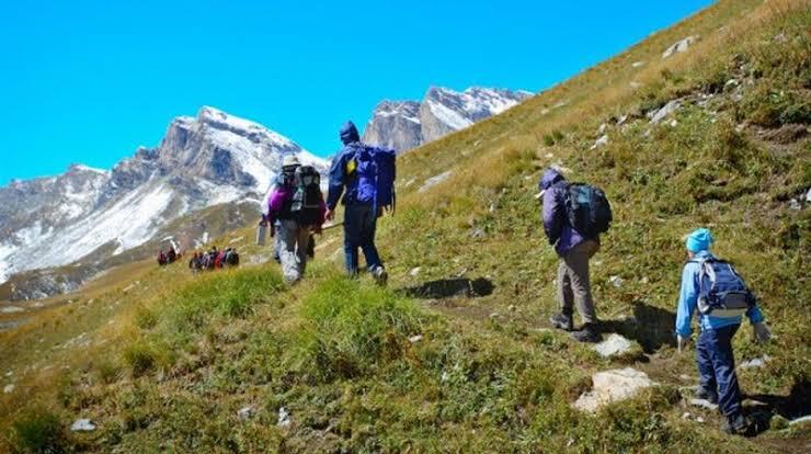 Naik Gunung Pakai Sepatu Apa Sendal? 