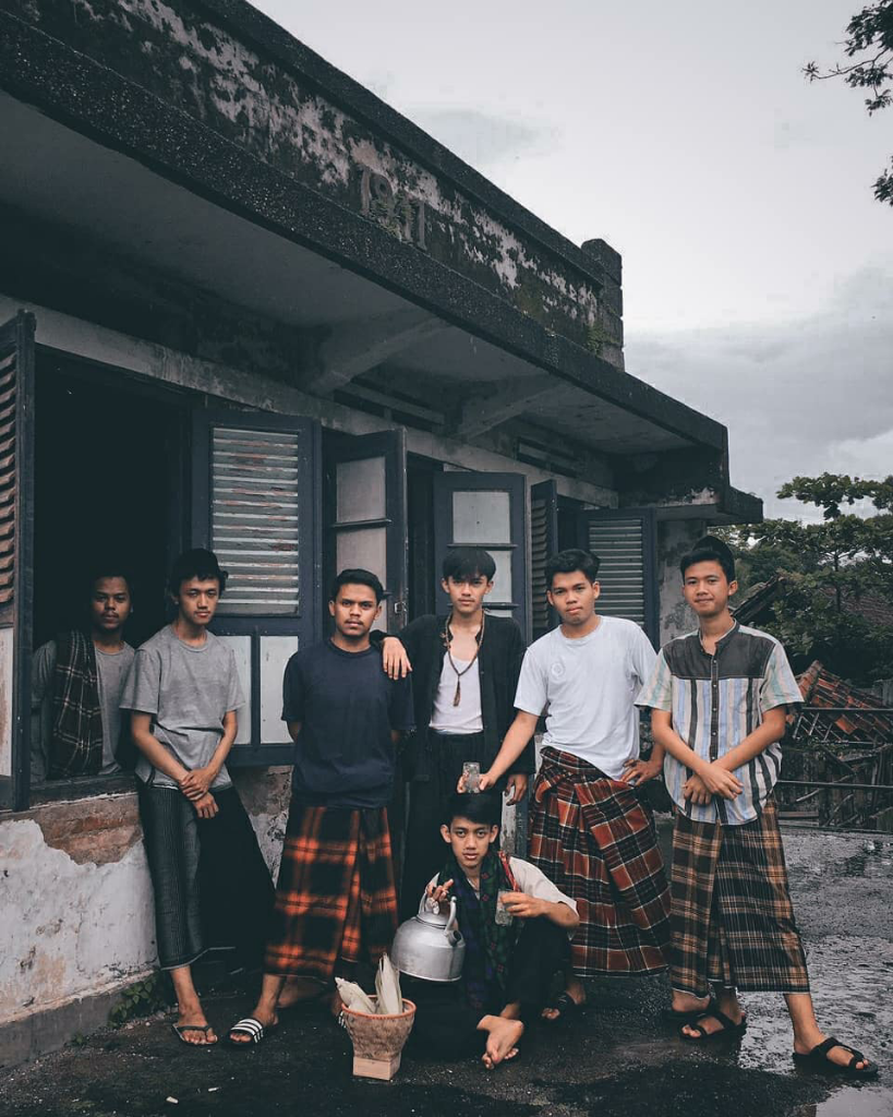 Dijamin Ganteng Maksimal! Begini, lho, Cara Memakai Sarung dengan Benar & Rapi