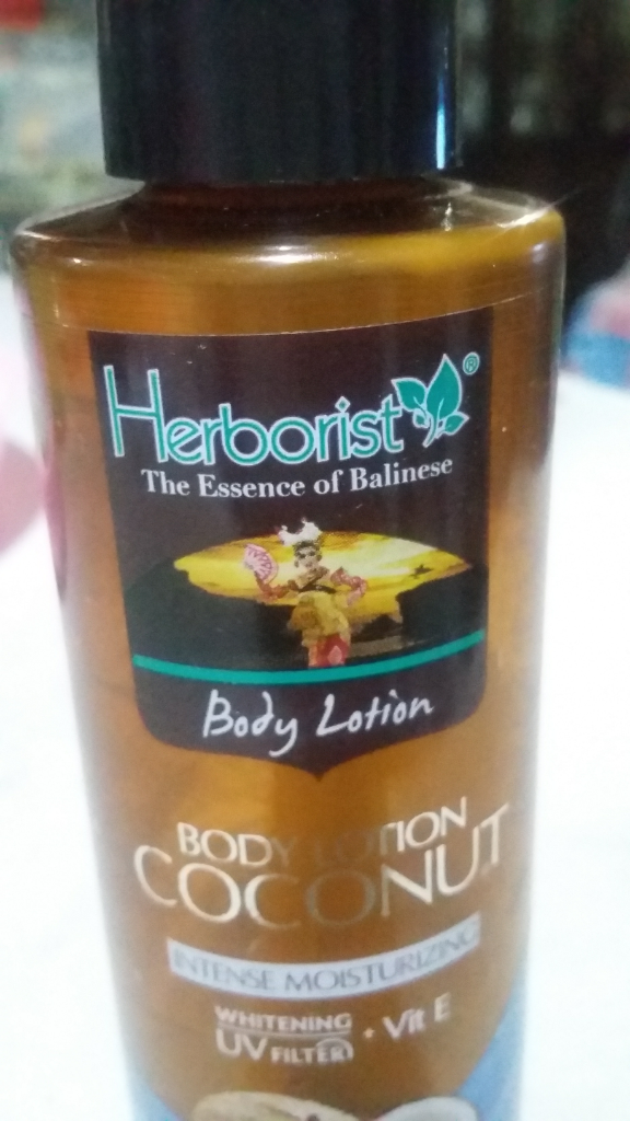 Kulit Terasa Lebih Lembab Dengan Lotion Dari Herborist. Murah Tapi Berkualitas.