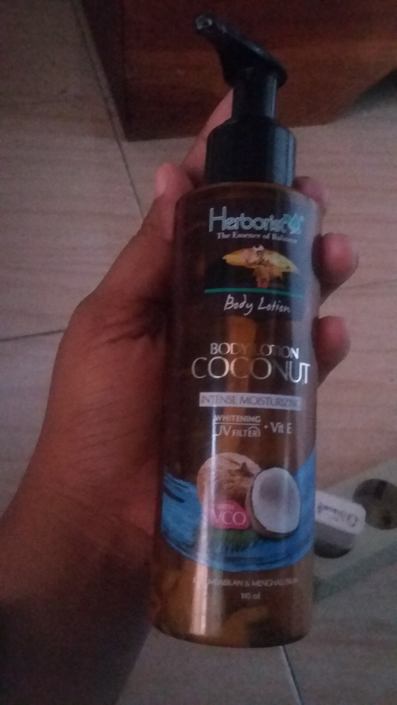 Kulit Terasa Lebih Lembab Dengan Lotion Dari Herborist. Murah Tapi Berkualitas.