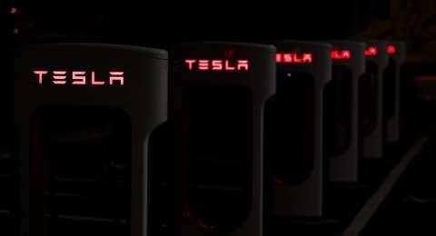 Upayakan Tesla Investasi di Indonesia, Luhut Sebutkan Buat Pasokan Baterai Lithium