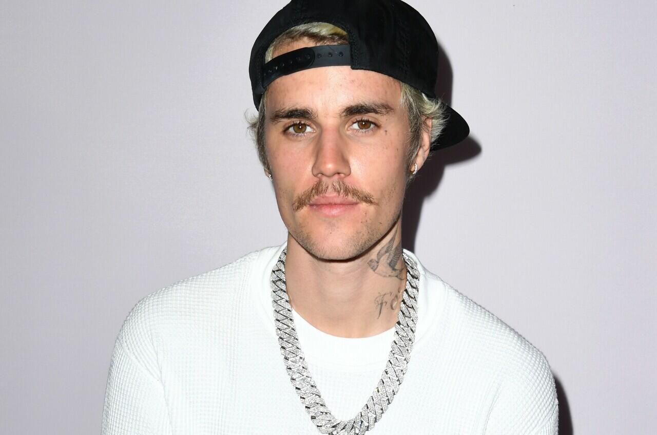 Gaya Pakai Celana Justin Bieber Ini Sungguh Aneh, Apa Nggak Repot Sih?