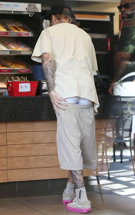Gaya Pakai Celana Justin Bieber Ini Sungguh Aneh, Apa Nggak Repot Sih?