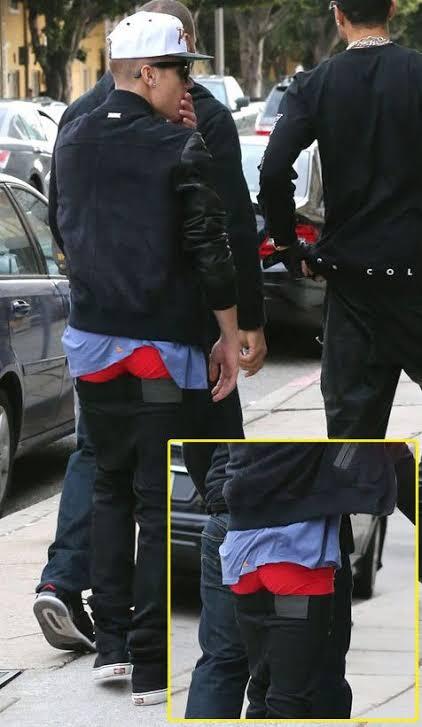 Gaya Pakai Celana Justin Bieber Ini Sungguh Aneh, Apa Nggak Repot Sih?