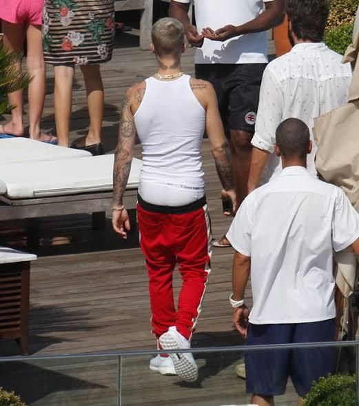Gaya Pakai Celana Justin Bieber Ini Sungguh Aneh, Apa Nggak Repot Sih?