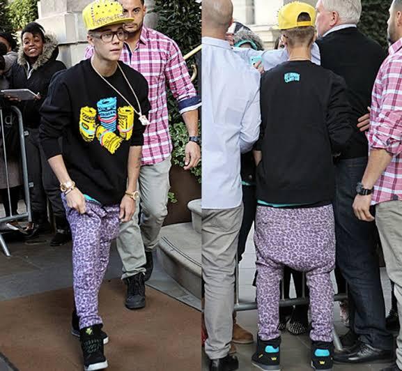 Gaya Pakai Celana Justin Bieber Ini Sungguh Aneh, Apa Nggak Repot Sih?
